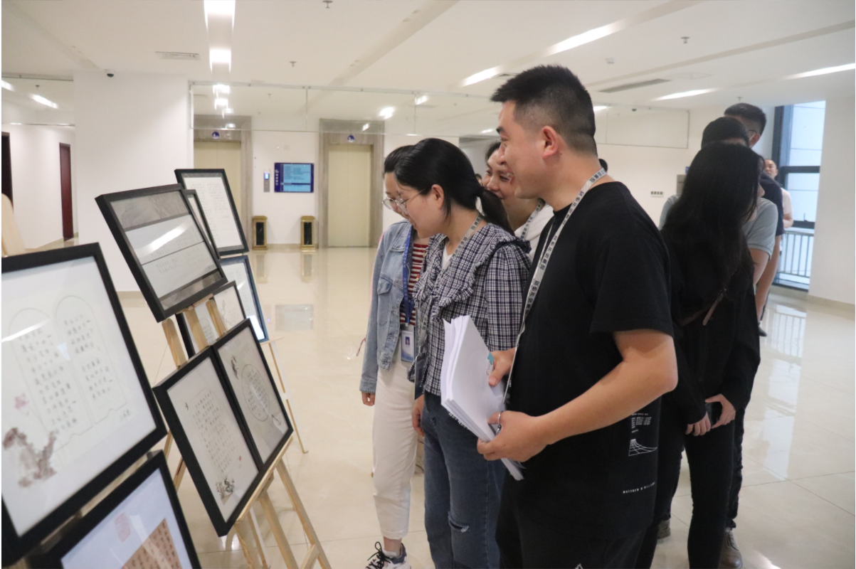 圖為：開投集團展出優(yōu)秀獲獎作品，干部職工及家屬參觀書法作品，學(xué)習(xí)廉潔文化.png